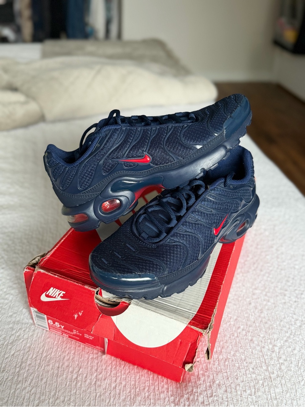 Nike Kids Navy / Chilling Red Tuned Cushioning Sneaker 8W - 6.5 Y